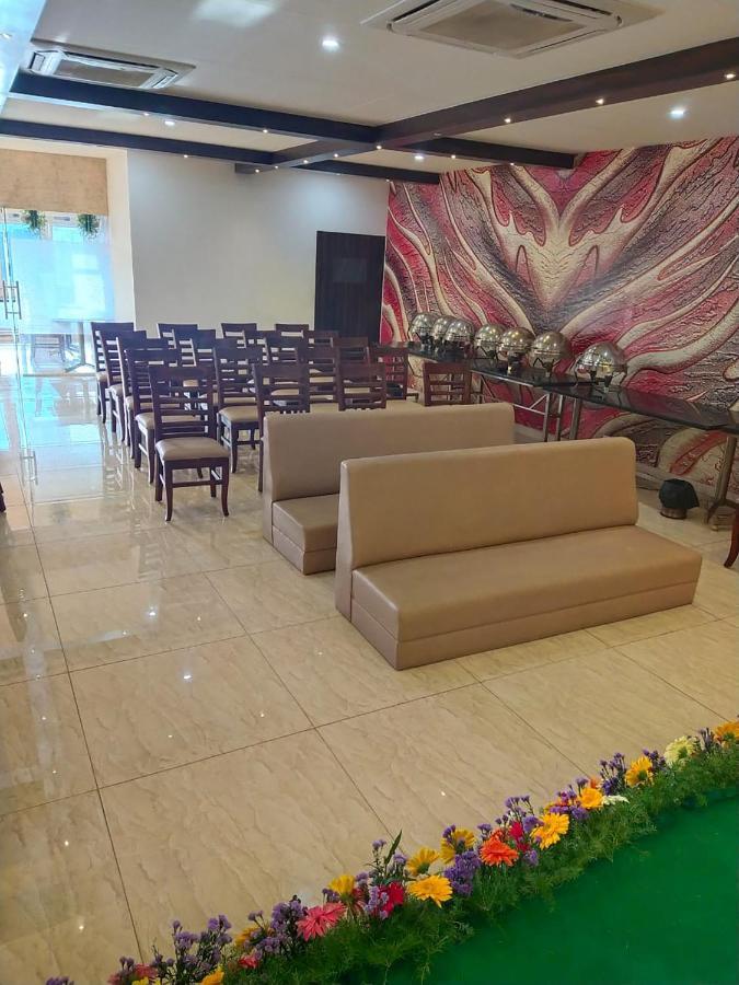 Kvr Capitol Suites Vijayawāda Exterior foto